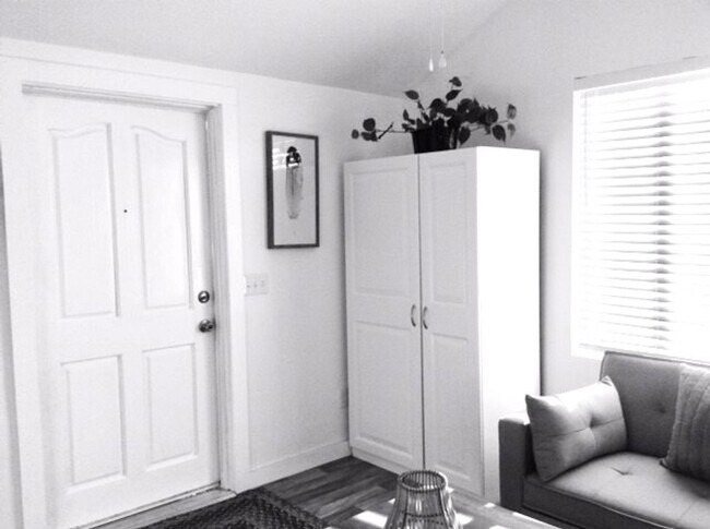 Building Photo - 1178 E 8th St