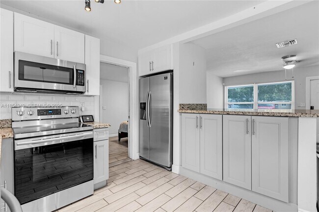 Building Photo - 6660 Custer St