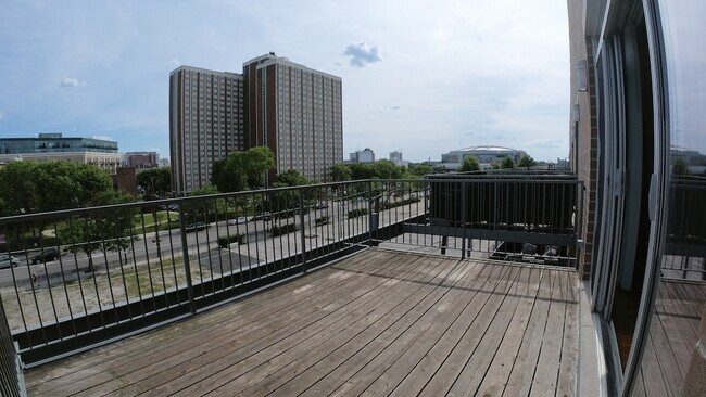 Building Photo - 1609 W Warren Blvd