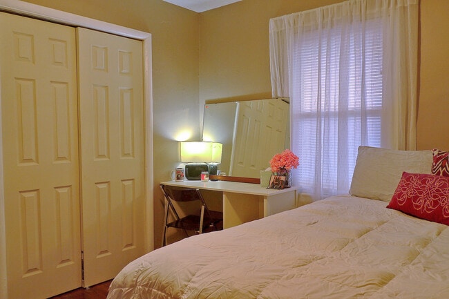 Building Photo - 3428 Charlotte St