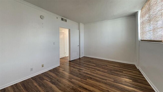 Building Photo - 3001 S Ocean Dr