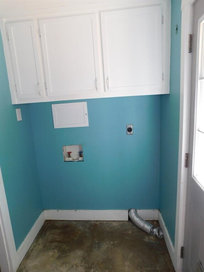 Building Photo - 4805 Sylvandale Dr