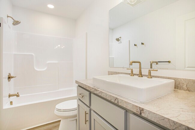upstairs bath - 174 N Monroe St