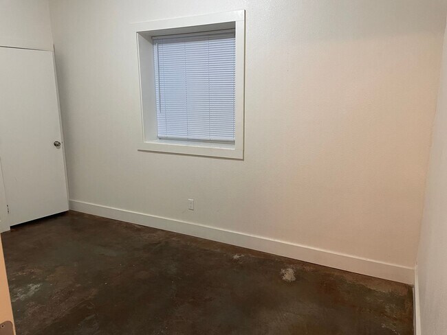 Building Photo - 320 S Asbury St