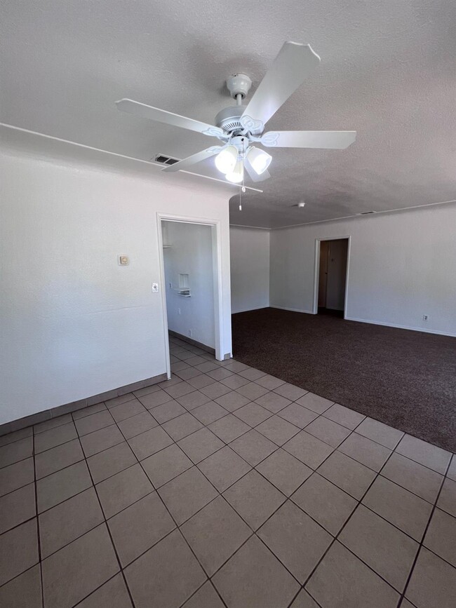 Building Photo - 2905 E Lamona Ave