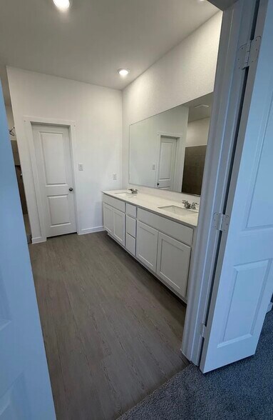 Building Photo - 7116 Dandelion Rd