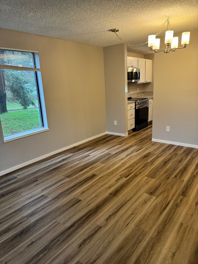 Building Photo - Fully Renovated 2 bedroom, 1.5 bath Apartment with New Appliances and Separate Garage!  Fully Rem...