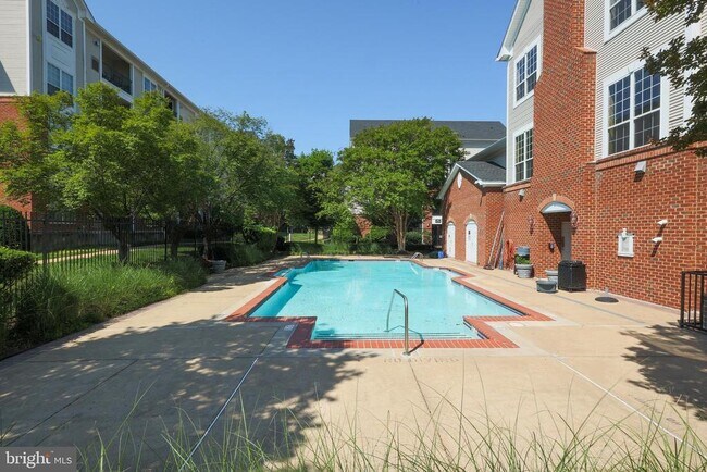 Building Photo - 4870 Eisenhower Ave