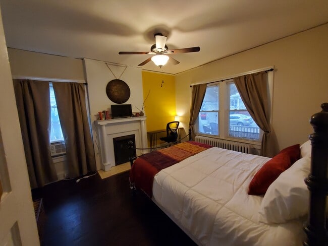 Building Photo - 2909 Montrose Ave