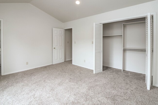 Building Photo - Lovely South Tulsa location close to shopping and restaurants