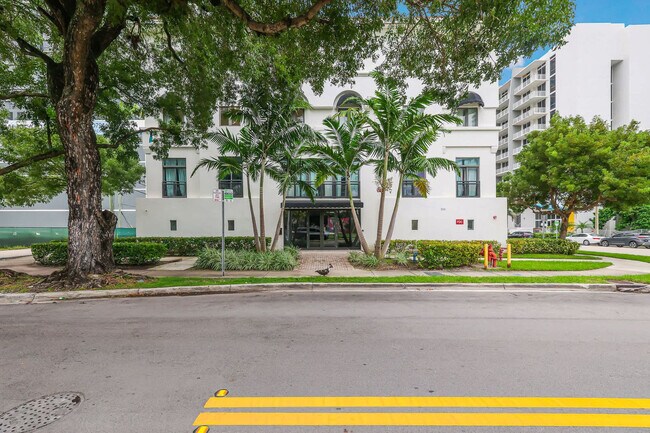 Building Photo - 3031 NE 4th Ave