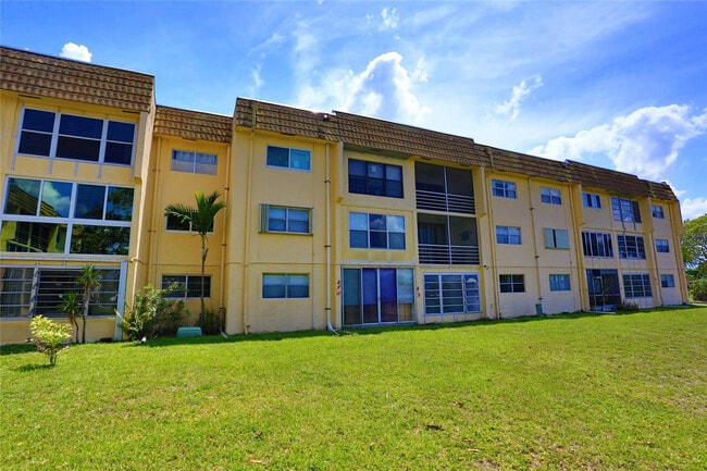 Building Photo - 8225 Sunrise Lakes Blvd