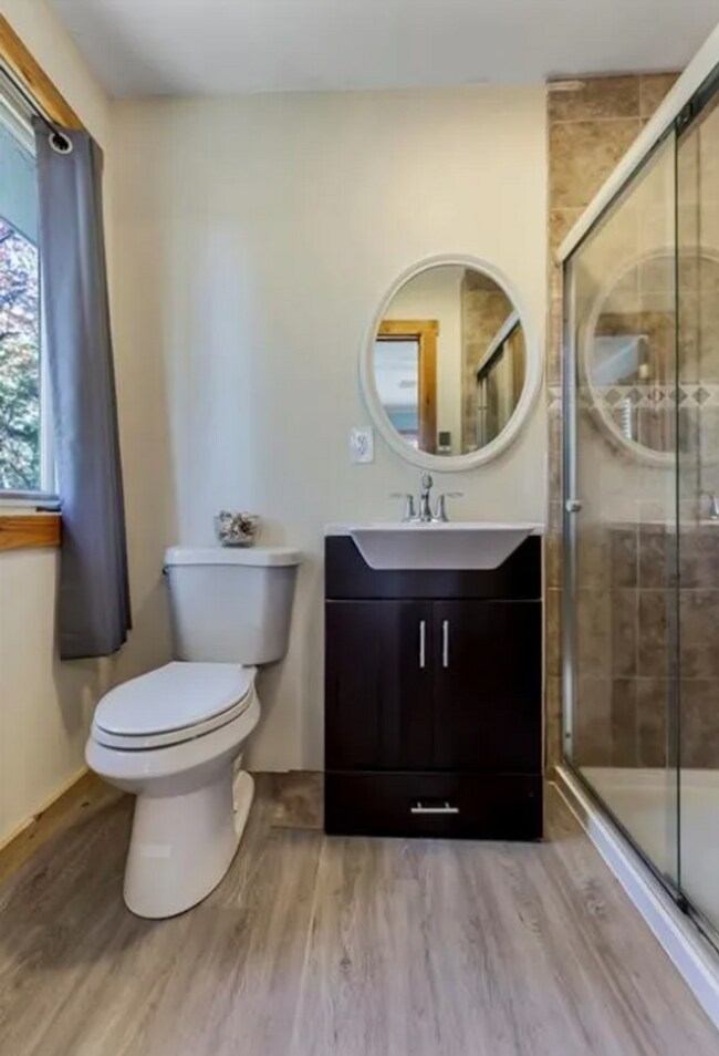 Building Photo - Beautiful and Spacious! Upgraded Multi-level Retreat with Lake Access, Golf, and Resort- Style Am...