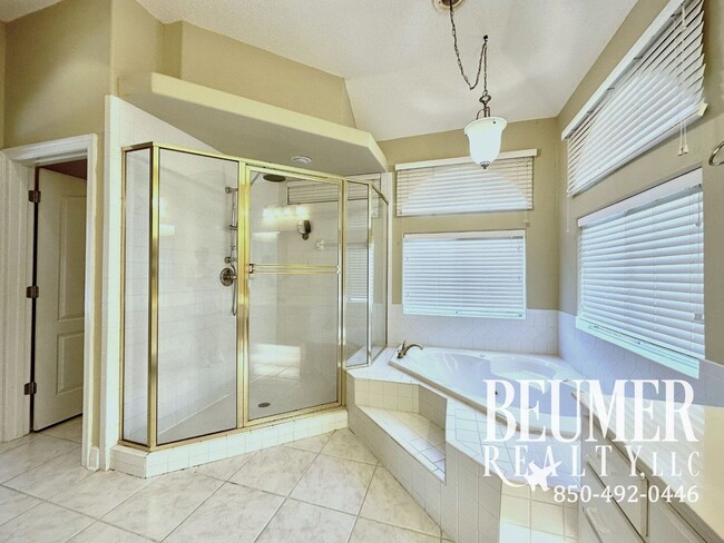 Building Photo - Tranquil Retreat on Naples Drive with Pool