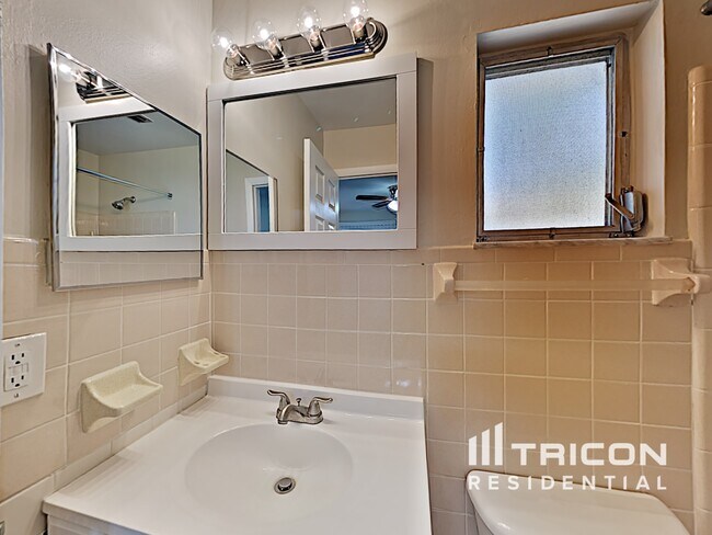 Building Photo - 227 Lochmond Dr