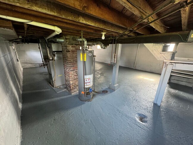 Building Photo - Great Location smaller 2 bedroom house wit...