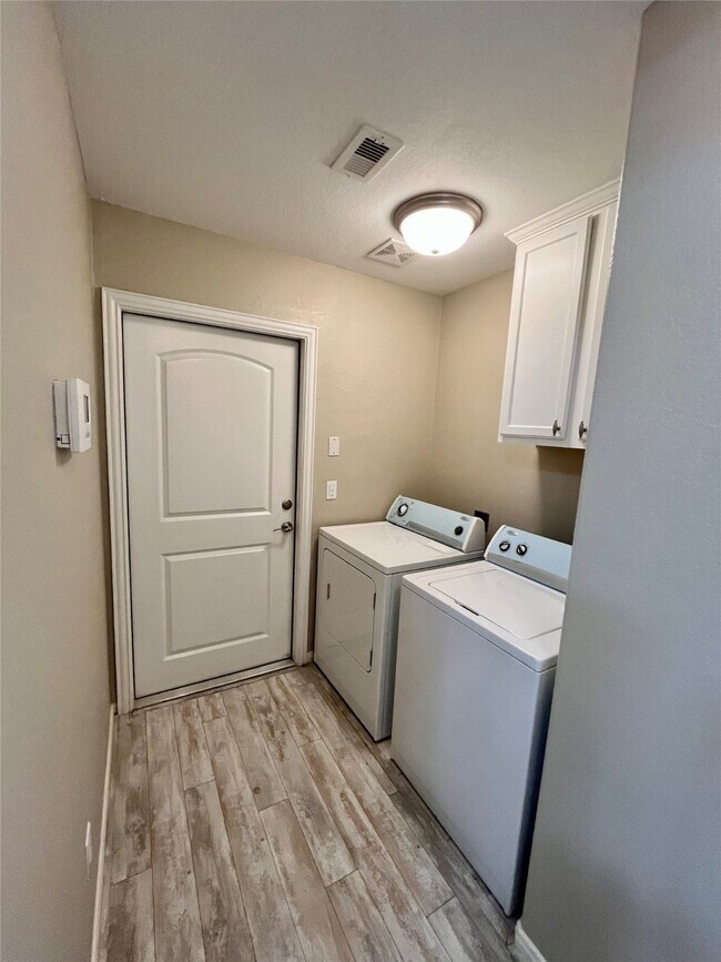 Building Photo - 9311 E Lakeside Dr