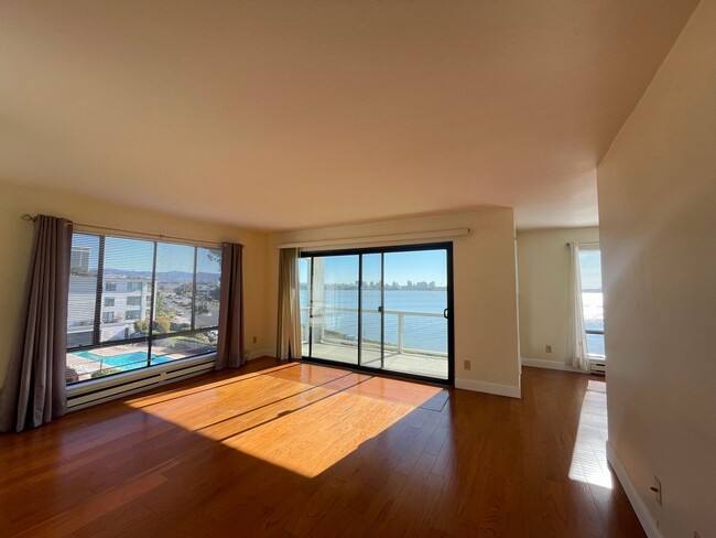 Building Photo - One bedroom Condo w/ Partial Water View Av...