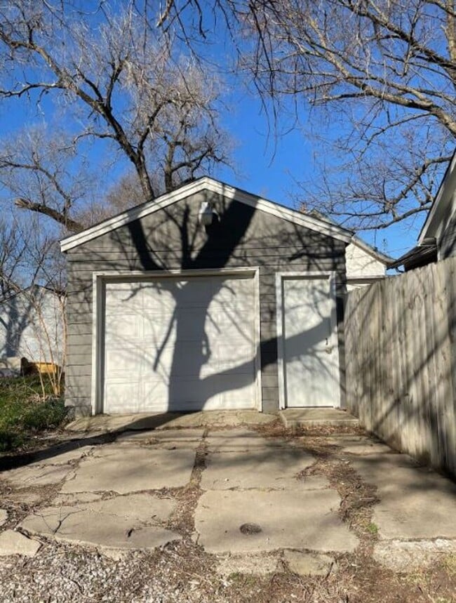 Building Photo - 511 E 7th Ave