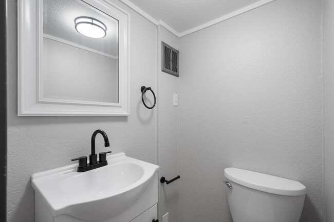 Building Photo - Stunning 2 bedroom home in Whitaker available January 15!