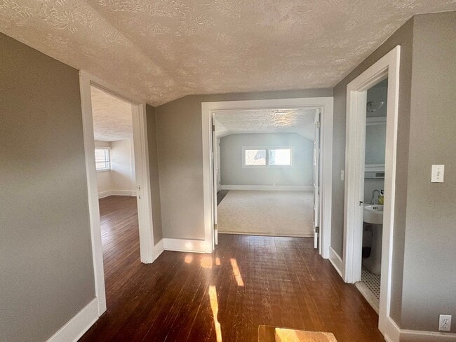 Building Photo - **AVAILABLE NOW** Centrally located 3-bedroom 2-bath