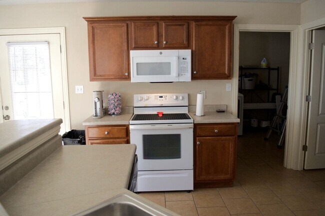 Building Photo - Nice 3 Bed 2 Bath House In Vanderveen Crossing!