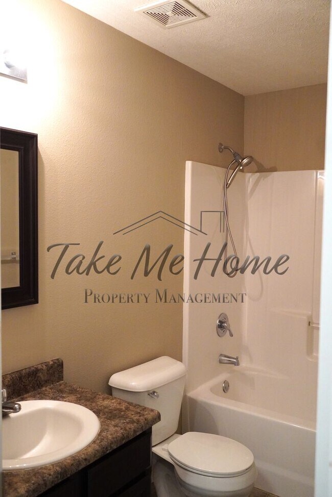 Building Photo - 3 Bedroom 2 bathroom home