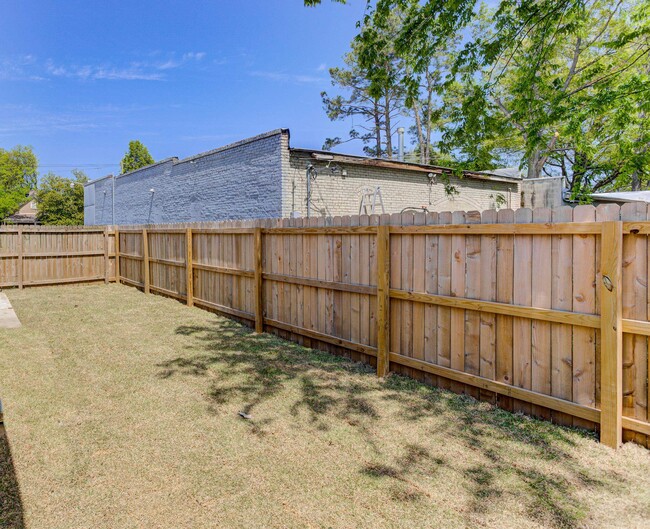 Building Photo - 960 Blythe St