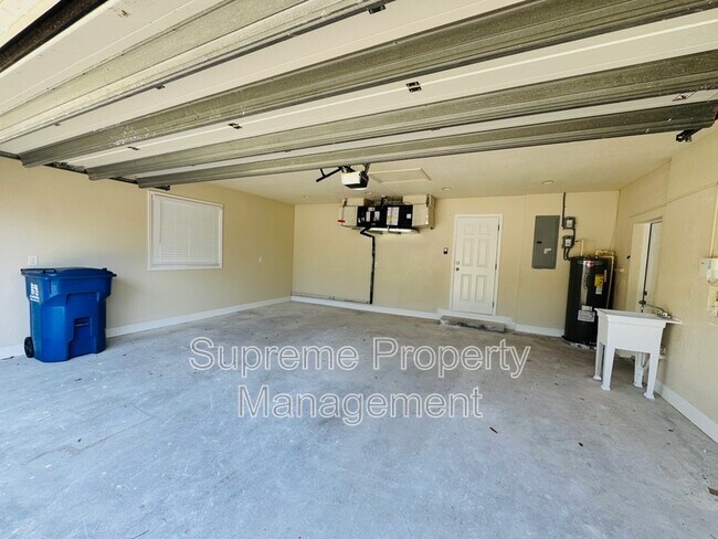 Building Photo - 3895 Maple St NE