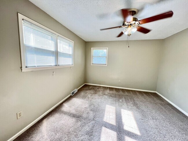Building Photo - 4 Bedroom, 3 Bath walking distance to Amanda Arnold Elementary!