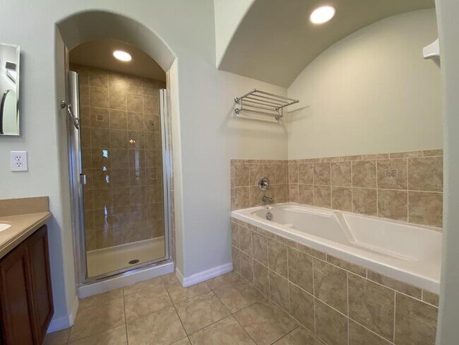 Building Photo - 4570 Virginia Dr