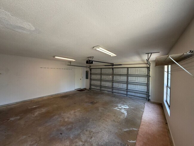 Building Photo - Beautiful Large home off of Mahan