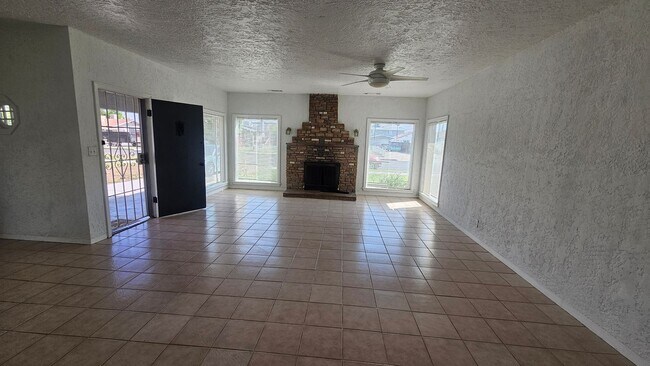 Building Photo - Charming house in Dinuba