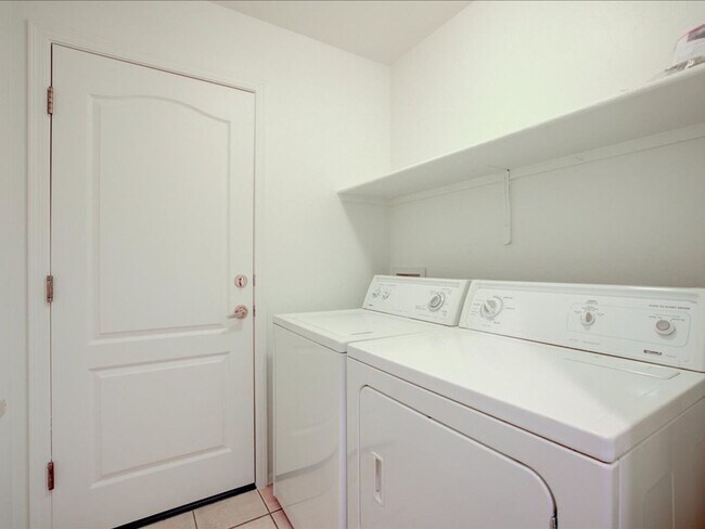 Building Photo - Beautiful 2-Bedroom, 2-Bath Home with Community Pool