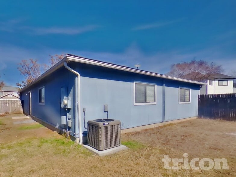 Building Photo - 7606 Chatsworth