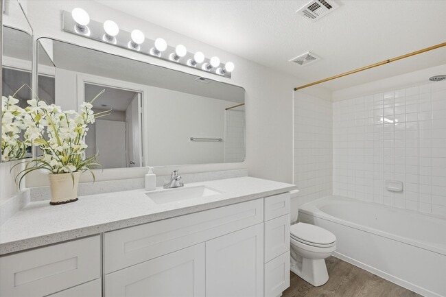 Building Photo - Nice Upgraded 2 Bedroom Condo in Gated Community - Eastern and 215