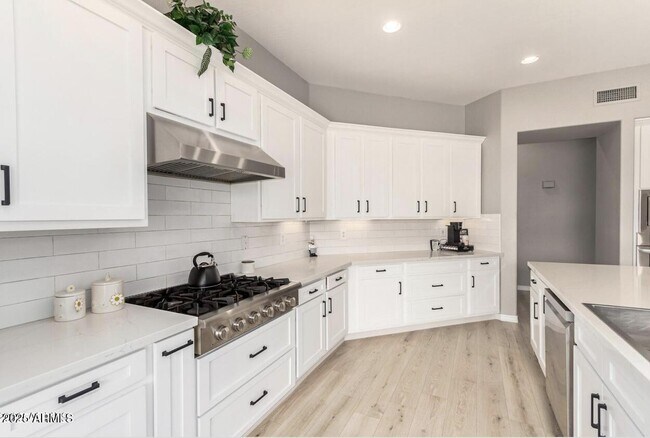 Building Photo - 1515 N Los Alamos Cir