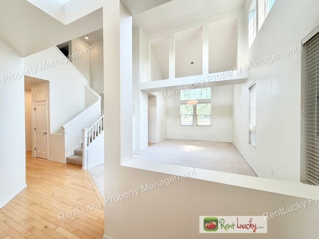 Building Photo - Beautiful 4 Bedroom Home in Lakeland Hills! High Ceilings, Natural Light, and Generous Layout!
