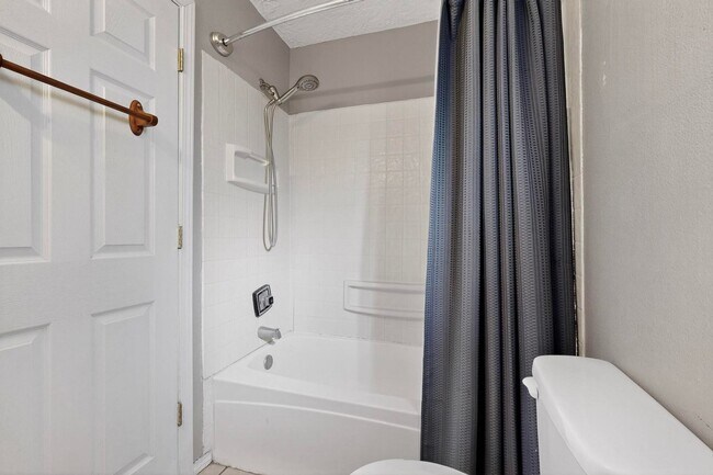 Building Photo - Historic Bungalow House 2/bd 1/ba 730/sf