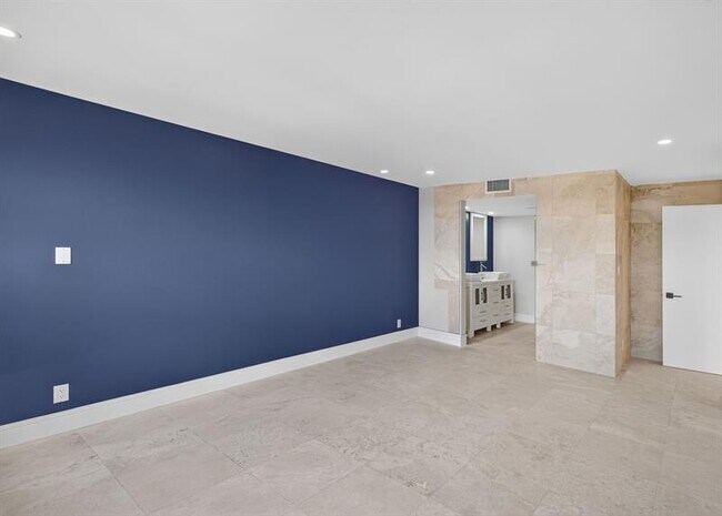 Building Photo - 3200 Port Royale Dr N