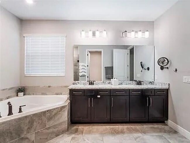 Building Photo - Stunning 5 bedroom home in Longwood