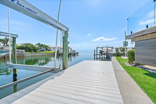 Building Photo - 585 Dolphin Ave SE