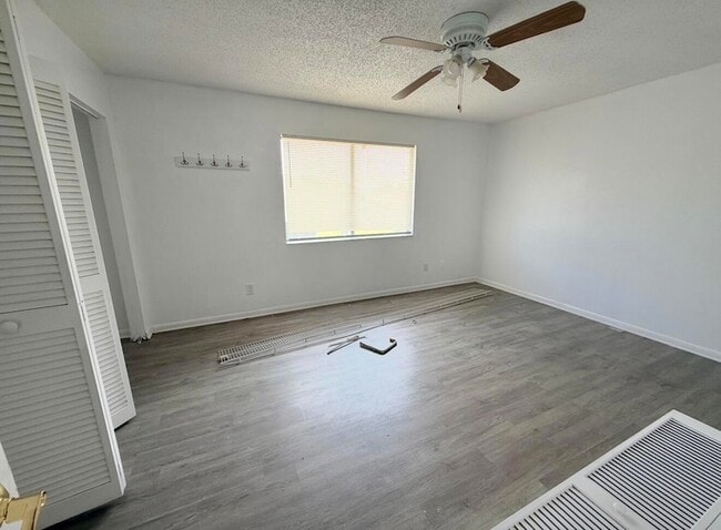 Building Photo - 2305 Seaside Dr