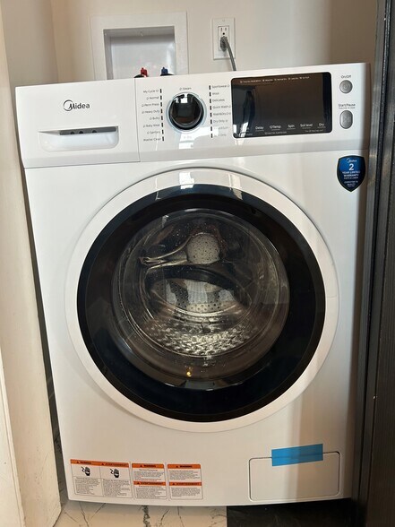 Combo Washer/Dryer - 715 W Hillgrove Ave