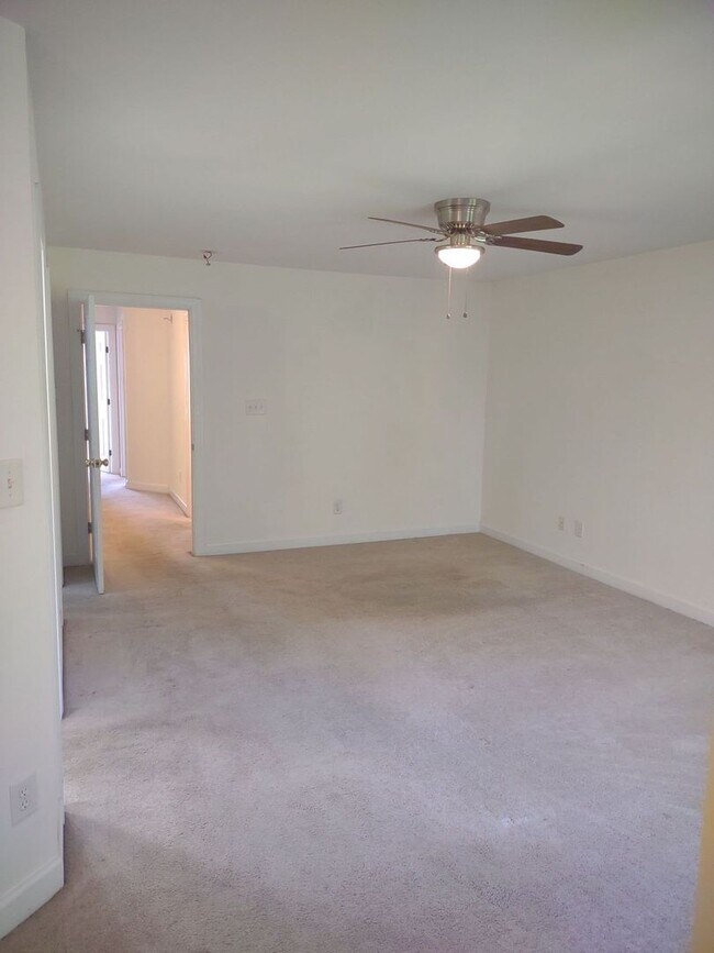 Building Photo - Lovely 2 Bedroom House | Great Location!