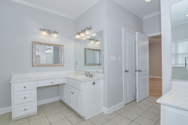 Building Photo - Large House on 3.5 Acres in Harlem