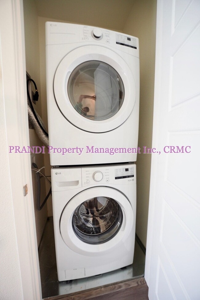 Building Photo - Brand New Townhome, Luxury Meets Convenience!