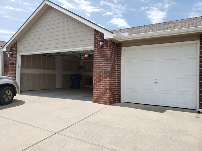 Building Photo - 2022 S Webb Rd