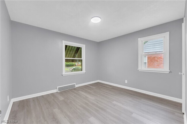 Building Photo - 735 E 256th St