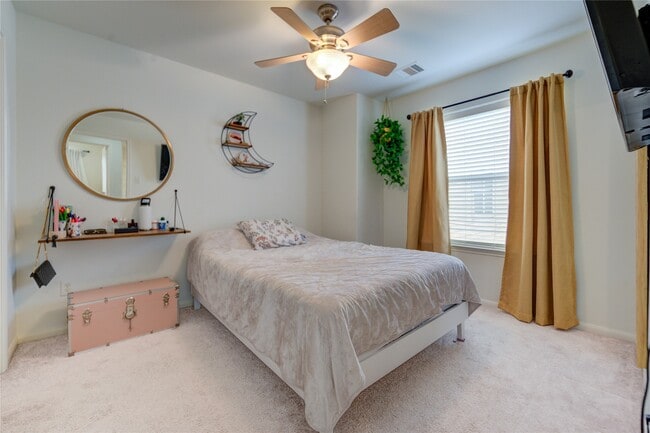 Building Photo - 2206 Naomi St